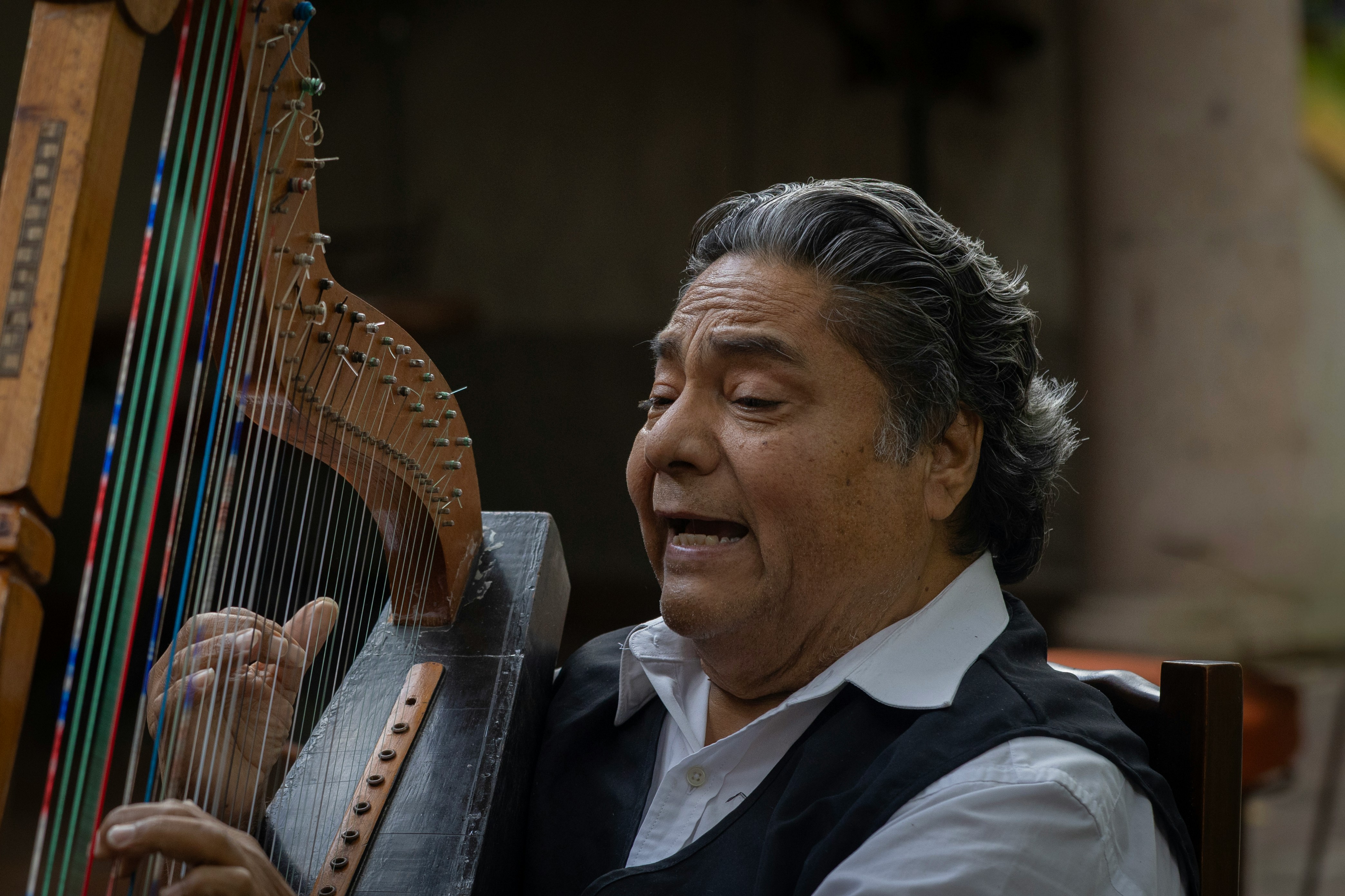 Jeu de harpe sur scène